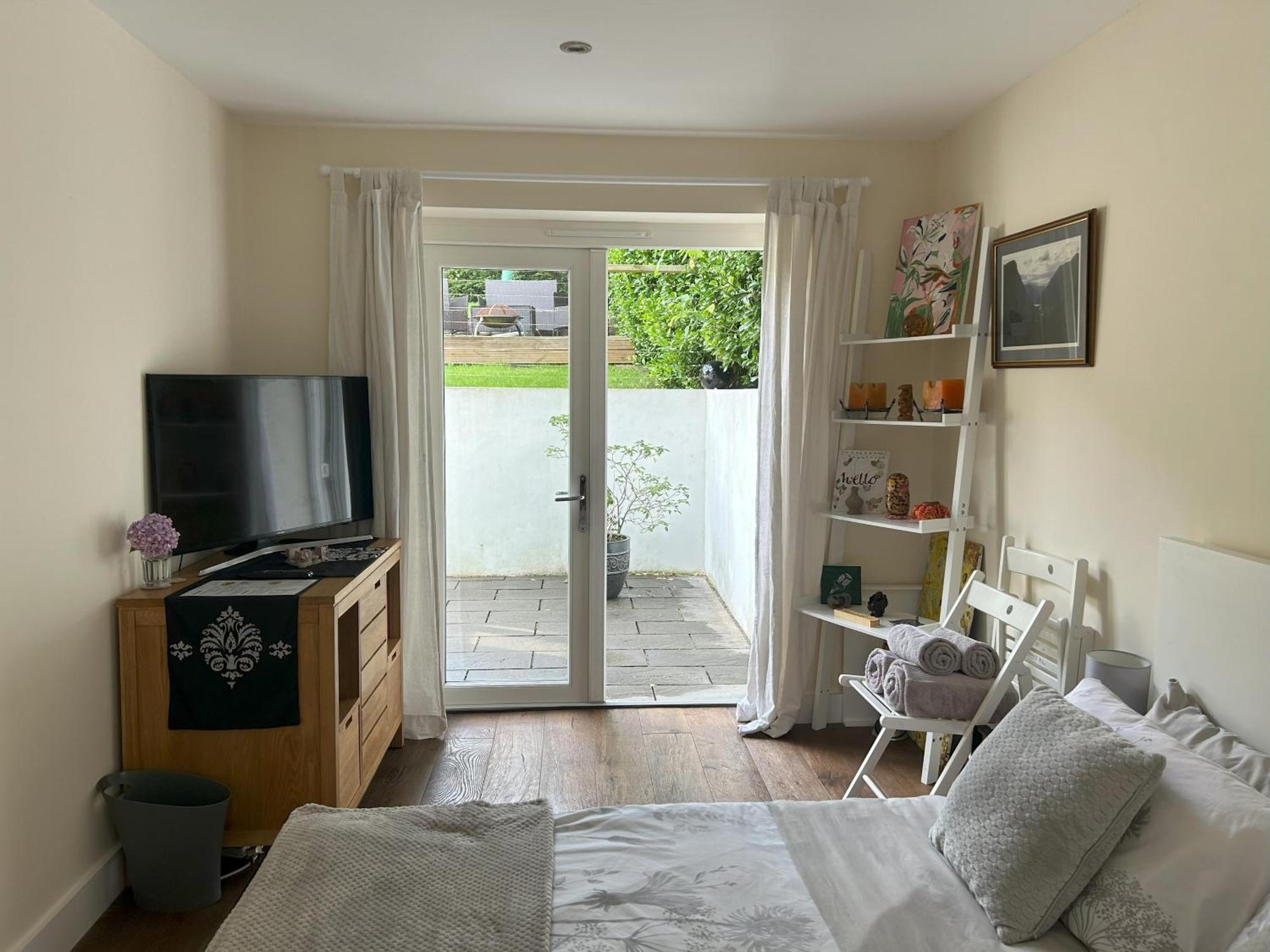 Sanctuary By The Sea With Large Room Including Lounge, Bathroom, Direct Garden Access & Free Parking Brighton Eksteriør billede