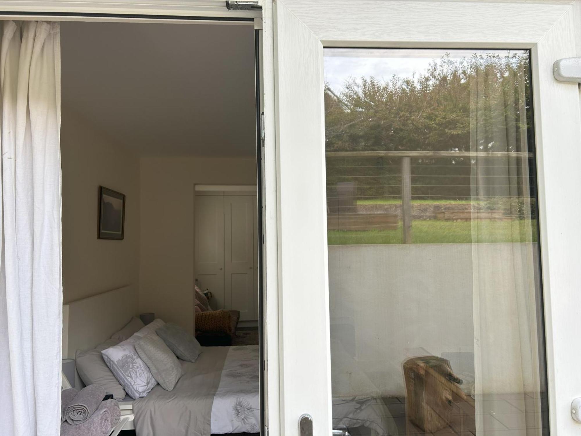 Sanctuary By The Sea With Large Room Including Lounge, Bathroom, Direct Garden Access & Free Parking Brighton Eksteriør billede